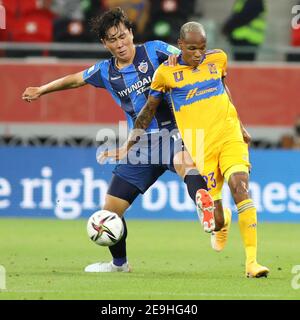 DOHA, QATAR - FEBBRAIO 04: Luis Quiñones di Tigres UANL si tira con Du-jae vinta di Ulsan Hyundai durante Tigres UANL contro Ulsan Hyundai FC il 4 febbraio 2021 a Doha, Qatar. (Foto di Colin McPhedran/MB Media) Foto Stock