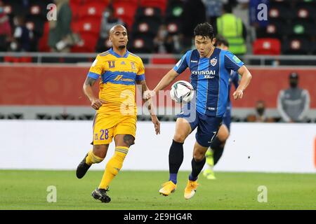 DOHA, QATAR - FEBBRAIO 04: Luís Rodríguez di Tigres UANL e Kim cantato di Ulsan Hyundai durante Tigres UANL contro Ulsan Hyundai FC il 4 febbraio 2021 a Doha, Qatar. (Foto di Colin McPhedran/MB Media) Foto Stock