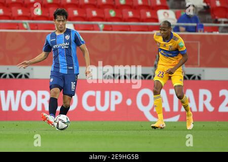 DOHA, QATAR - FEBBRAIO 04: Du-jae ha vinto Ulsan Hyundai e Luis Quiñones di Tigres UANL durante il Tigres UANL contro Ulsan Hyundai FC il 4 febbraio 2021 a Doha, Qatar. (Foto di Colin McPhedran/MB Media) Foto Stock