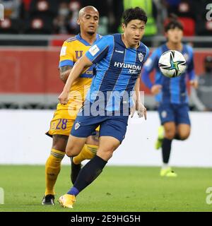 DOHA, QATAR - FEBBRAIO 04: Luís Rodríguez di Tigres UANL e Kim cantato di Ulsan Hyundai durante Tigres UANL contro Ulsan Hyundai FC il 4 febbraio 2021 a Doha, Qatar. (Foto di Colin McPhedran/MB Media) Foto Stock