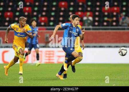 DOHA, QATAR - FEBBRAIO 04: Luís Rodríguez di Tigres UANL e Kim cantato di Ulsan Hyundai durante Tigres UANL contro Ulsan Hyundai FC il 4 febbraio 2021 a Doha, Qatar. (Foto di Colin McPhedran/MB Media) Foto Stock