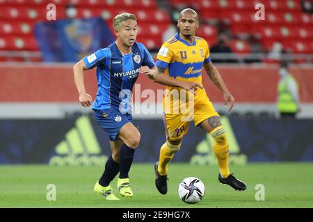 DOHA, QATAR - FEBBRAIO 04: Luís Rodríguez di Tigres UANL e bit-garam Yoon di Ulsan Hyundai durante Tigres UANL contro Ulsan Hyundai FC il 4 febbraio 2021 a Doha, Qatar. (Foto di Colin McPhedran/MB Media) Foto Stock