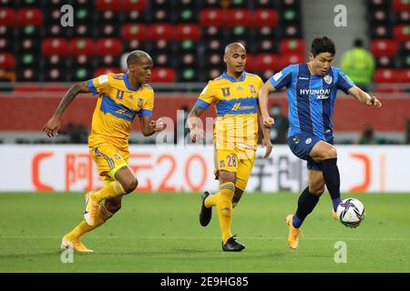 DOHA, QATAR - FEBBRAIO 04: Luís Rodríguez di Tigres UANL e Kim cantato di Ulsan Hyundai durante Tigres UANL contro Ulsan Hyundai FC il 4 febbraio 2021 a Doha, Qatar. (Foto di Colin McPhedran/MB Media) Foto Stock