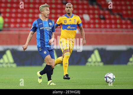 DOHA, QATAR - FEBBRAIO 04: Luís Rodríguez di Tigres UANL e bit-garam Yoon di Ulsan Hyundai durante Tigres UANL contro Ulsan Hyundai FC il 4 febbraio 2021 a Doha, Qatar. (Foto di Colin McPhedran/MB Media) Foto Stock