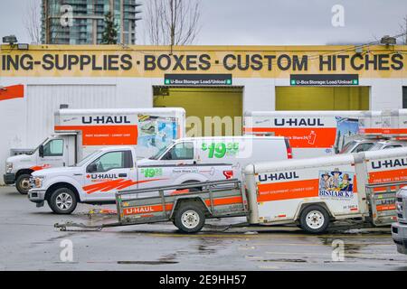 Parcheggio con U Haul, movimento e deposito, camion e furgoni Foto Stock