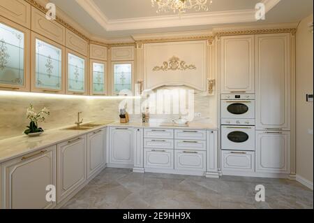 Interni di lusso con cucina classica beige e oro Foto Stock