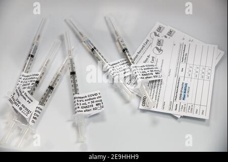 Sacramento, California, Stati Uniti. 4 Feb 2021. Un vassoio contiene dosi del vaccino Pfizer COVID-19 pronte per essere somministrate durante una clinica di vaccino COVID-19 su larga scala da Sutter Health il giovedì 4 febbraio 2021 a Sacramento. Sutter Health sta vaccinando 800 anziani e operatori sanitari con le loro prime dosi del vaccino Pfizer COVID-19. Credit: Paul Kitagaki Jr./ZUMA Wire/Alamy Live News Foto Stock