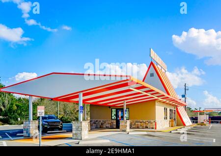 Il ristorante Whataburger è raffigurato con il suo classico edificio a-frame, il 31 gennaio 2021, a Mobile, Alabama. Foto Stock