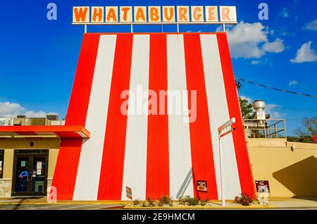 Il classico ristorante con cornice A di Whataburger è raffigurato, il 31 gennaio 2021, a Mobile, Alabama. Foto Stock