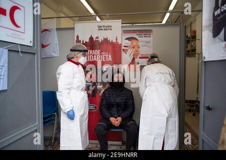 Napoli, Italia. 04Feb 2021. Croce Rossa Italiana a Napoli dà prove libere di tampone a senzatetto e a persone che non possono permettersele, due volte alla settimana, in Piazza mercato. (Foto di Vincenzo Noletto/Pacific Press/Sipa USA) Credit: Sipa USA/Alamy Live News Foto Stock