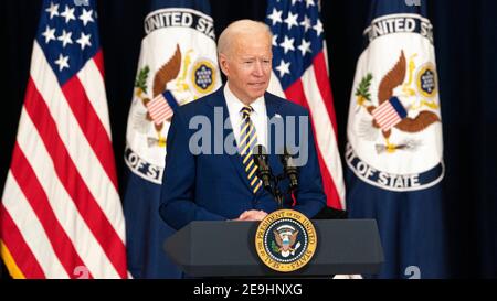 Washington, Stati Uniti d'America. 04Feb 2021. Il presidente degli Stati Uniti Joe Biden rilascia osservazioni nel suo primo discorso importante sulla politica estera al Dipartimento di Stato Harry S. Truman Building 4 febbraio 2021 a Washington, DC. Credit: Planetpix/Alamy Live News Foto Stock