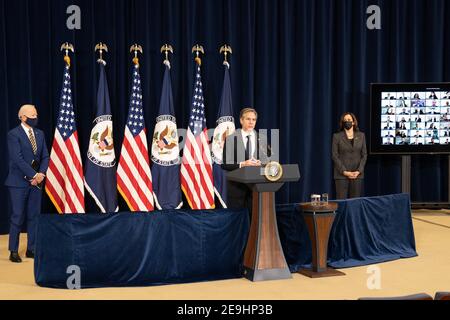 Washington, Stati Uniti d'America. 04Feb 2021. Il Segretario di Stato degli Stati Uniti Antony Blinken presenta il presidente Joe Biden e il vicepresidente Kamala Harris al Dipartimento di Stato Harry S. Truman Building 4 febbraio 2021 a Washington, DC. Credit: Planetpix/Alamy Live News Foto Stock