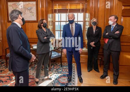 Washington, Stati Uniti d'America. 05 febbraio 2021. Il presidente degli Stati Uniti Joe Biden, centro, durante un incontro al Dipartimento di Stato Harry S. Truman Building 4 febbraio 2021 a Washington, DC. Da sinistra a destra sono: Il Segretario di Stato Antony Blinken, il Vice Presidente Kamala Harris, il Presidente Biden, il Consulente per la sicurezza nazionale del Vice Presidente Nancy McEldowney e il Consulente per la sicurezza nazionale del Presidente Jake Sullivan. Credit: Planetpix/Alamy Live News Foto Stock