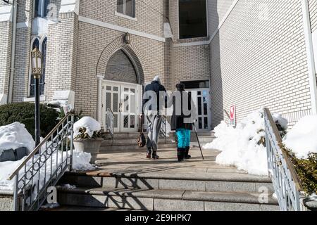 I pazienti prospettici hanno visto entrare nel sito di vaccinazione pop-up nel Monte Vernon alla Chiesa Battista di Grace nel Monte Vernon. Il governatore dello Stato di New York ha annunciato l'apertura di siti di vaccinazione pop-up nelle aree più colpite dal virus COVID-19 dove vivono prevalentemente persone di colore. I siti sono aperti solo su appuntamento. Ruth Hassell-Thompson, Consigliere speciale per le politiche e gli affari comunitari delle case di Stato e del rinnovo della Comunità di New York ed eletto ufficiale visiti questo luogo all'apertura. La vaccinazione è stata fornita dal Mount Vernon Neighborohood Health Center Network. (Foto di Lev Radin/Pacific Press) Foto Stock