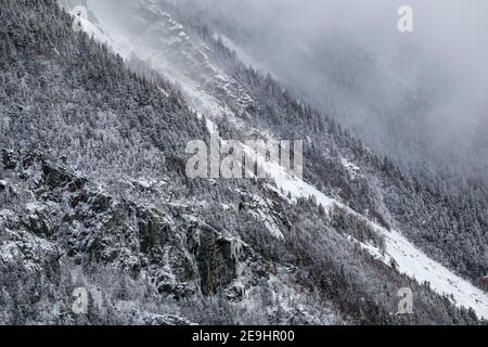 Sporgenza rocciosa sul lato del Monte Webster a Crawford Notch, New Hampshire, Stati Uniti Foto Stock