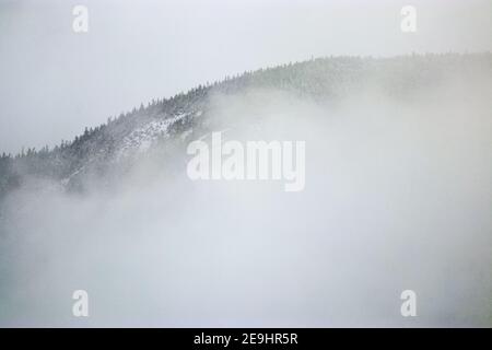 Nebbia che rotola sopra le cime di montagna in Crawford Notch, New Hampshire, Stati Uniti Foto Stock