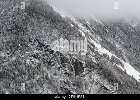 Sporgenza rocciosa sul lato del Monte Webster a Crawford Notch, New Hampshire, Stati Uniti Foto Stock