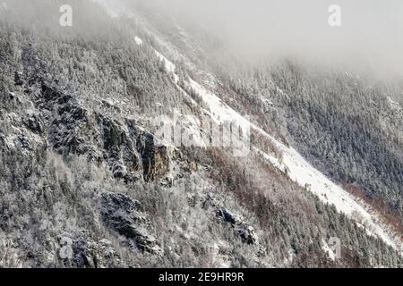 Sporgenza rocciosa sul lato del Monte Webster a Crawford Notch, New Hampshire, Stati Uniti Foto Stock