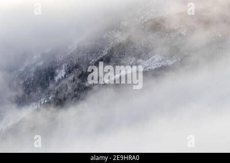 Nebbia che rotola sopra le cime di montagna in Crawford Notch, New Hampshire, Stati Uniti Foto Stock