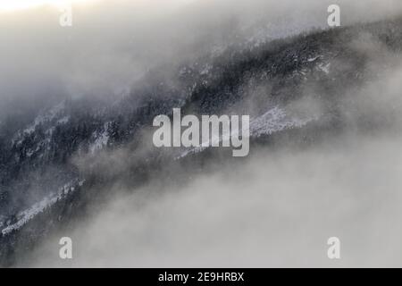 Nebbia che rotola sopra le cime di montagna in Crawford Notch, New Hampshire, Stati Uniti Foto Stock