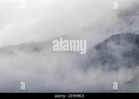 Nebbia che rotola sopra le cime di montagna in Crawford Notch, New Hampshire, Stati Uniti Foto Stock