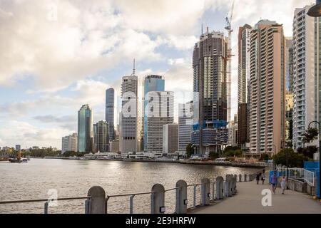 L'iconico paesaggio urbano di Brisbane lungo il fiume Brisbane nel Queensland Il 31 gennaio 2021 Foto Stock