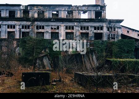 Rovine ricoperta di edilizia industriale. Abbandonata, distrutta dalla guerra power plant in Tkvarcheli Tquarhcal, Abkhazia, Georgia. Foto Stock