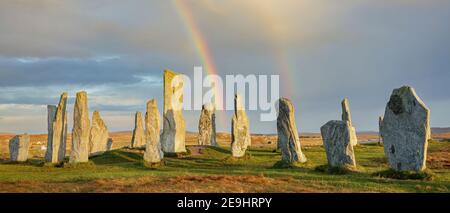 Isola di Lewis e Harris, Scozia: Doppio arcobaleno e cielo di schiarimento alle pietre Callanish Standing Foto Stock