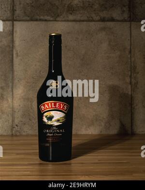 Bottiglia di liquore Baileys in piedi al bar Foto Stock