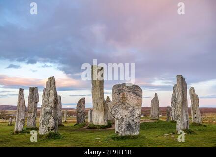 Isola di Lewis e Harris, Scozia: Cielo di tramonto alle pietre di Callanish Standing Foto Stock