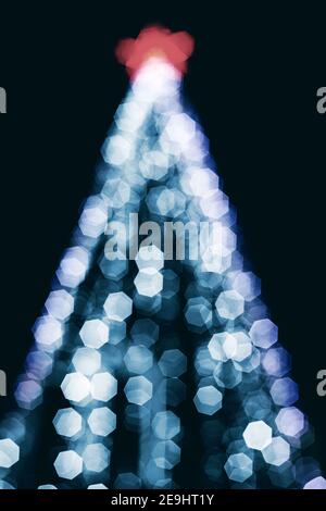 Albero di Natale della città di notte, sfocato Foto Stock