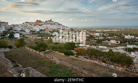 Il bianco skyline della città di Ostuni e la chiesa della Madonna della Grata di Brindisi Puglia Italia meridionale Europa Foto Stock