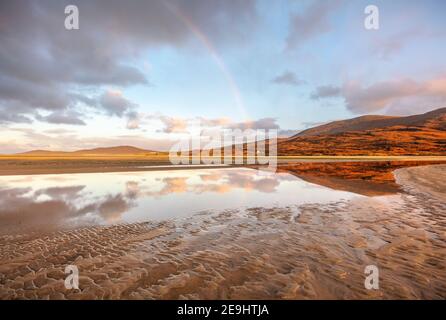 Isola di Lewis e Harris, Scozia: Un arcobaleno e l'ampia baia di sabbia di Luskentire spiaggia a South Harris Island Foto Stock