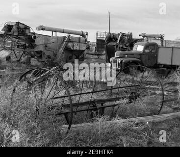 Vecchio camion e attrezzature agricole nella zona rurale sud-ovest dell'Idaho Foto Stock