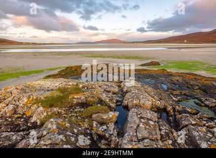 Isola di Lewis e Harris, Scozia: Massi sulla tideline della vasta spiaggia a Luskentire; Harris del sud Foto Stock