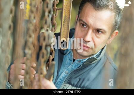 ritratto di un bel lavoratore in una fabbrica Foto Stock