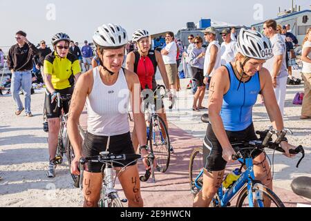 Alabama Golfo del Messico Costa Florabama Mullet Man Triathlon, motociclisti concorrenti bici, donne ciclisti corse, Foto Stock