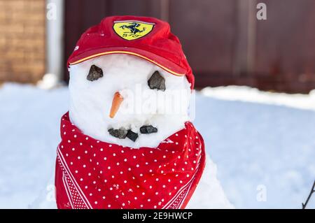 OAKHAM, RUTLAND, INGHILTERRA - 25 GENNAIO 2021: Snowman indossa un cappello da baseball Ferrari Foto Stock