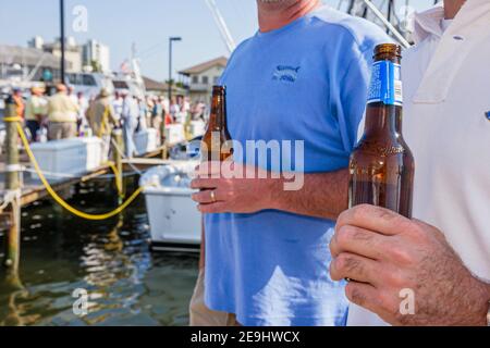 Alabama Orange Beach Zeke's Landing Red Snapper Tournament, uomo che beve una bottiglia di birra, Foto Stock