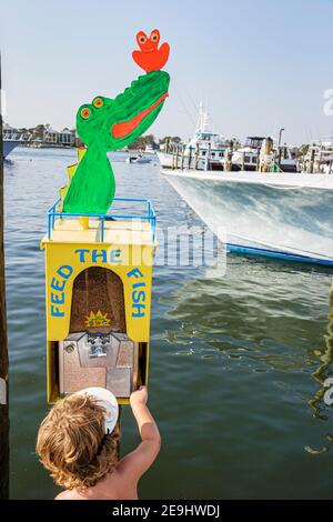 Alabama Orange Beach Zeke's Landing, distributore automatico di alimenti per pesci, Cotton Bayou, Foto Stock