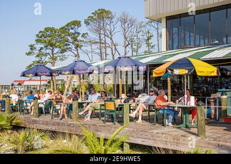 Ristorante Alabama Orange Beach Zeke's Landing, tavoli all'aperto con ombrelloni, Foto Stock