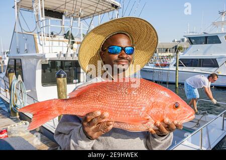 Alabama Orange Beach Zeke's Landing Red Snapper Tournament, Black man che tiene pescato pesce, Foto Stock