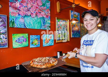 Alabama Montgomery Cloverdale Tomatinos Pizza & Bake Shop, donna cuoco donna cameriera server dipendente forno al forno al forno, Foto Stock