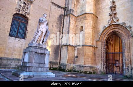 Statua del re Alfonso II delle Asturie, situata in via Águila, nella città di Oviedo Foto Stock