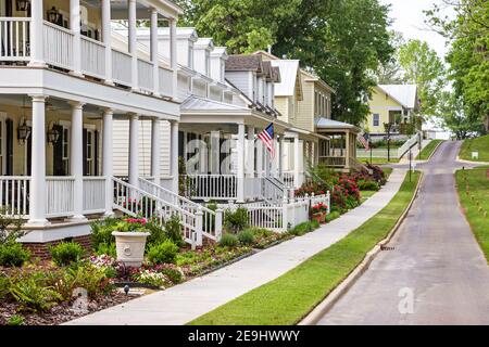 Alabama Montgomeery Pike Road le acque hanno progettato case di comunità, tradizionale americana architettura portico ingresso anteriore esterno picket recinto, Foto Stock