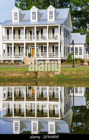 Alabama Montgomeery Pike Road le acque hanno progettato case di comunità, tradizionale americana architettura portico ingresso anteriore esterno acqua riflessione, Foto Stock