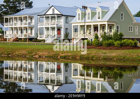 Alabama Montgomeery Pike Road le acque hanno progettato case di comunità, tradizionale americana architettura portico ingresso anteriore esterno acqua riflessione, Foto Stock