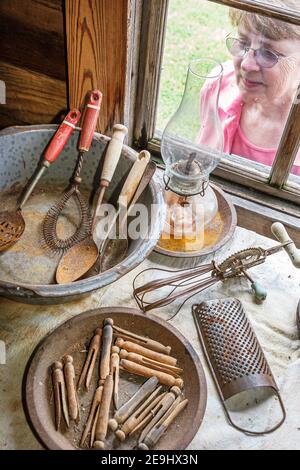 Alabama Oakville Jesse Owens Memorial Park & Museum, campione olimpico runner sharecropper casa utensili da cucina clothespins, Foto Stock