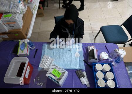 New York, Stati Uniti. 4 Feb 2021. Un farmacista prepara siringhe con dosi individuali del vaccino Pfizer COVID-19 da somministrare a persone che arrivano in un sito di vaccinazione pop-up allestito all'interno della United Revival Mennonite Church, nel quartiere Brooklyn di New York City, NY, 4 febbraio 2021. Credit: Sipa USA/Alamy Live News Foto Stock