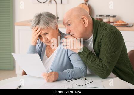 Ha sottolineato la coppia anziana nel debito in casa Foto Stock